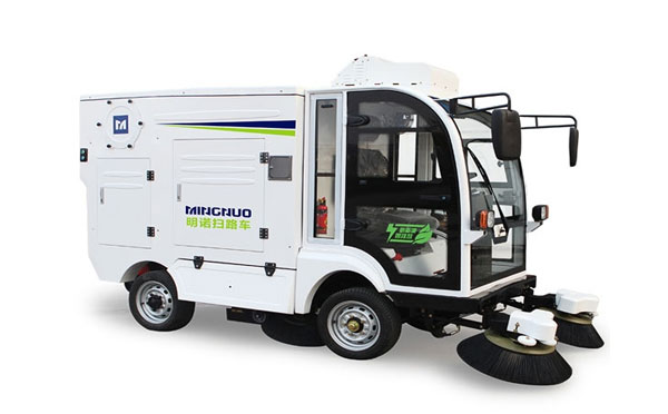 乌恰四轮扫路车MN-S1800配备240L标准垃圾桶